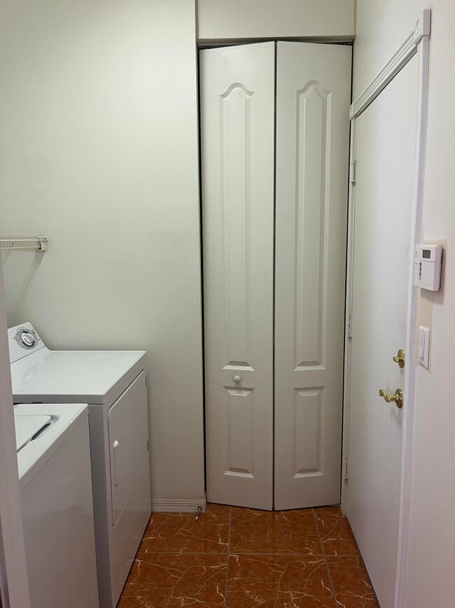 Building Photo - 7145 Veneto Dr
