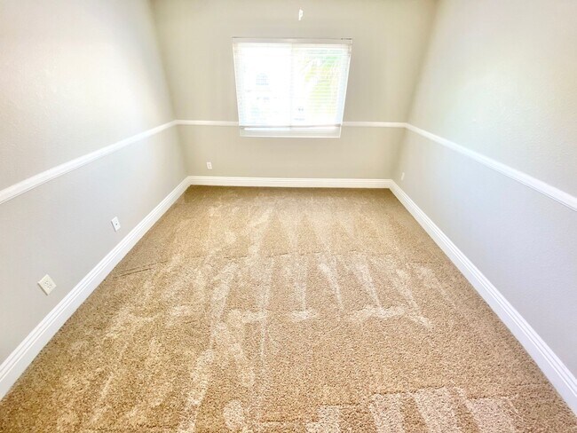 Building Photo - BEAUITFUL GATED PROPERTY 6 BEDROOMS/3 FULL...