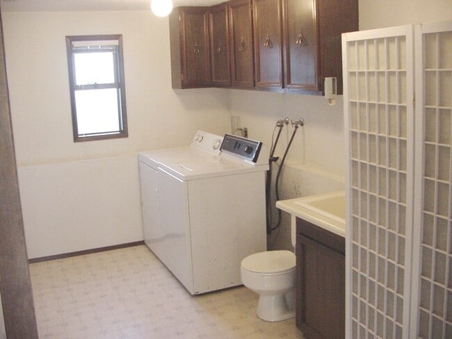 Building Photo - Large 3 BR 2.5 Bath Fenced Yard New Carpet...
