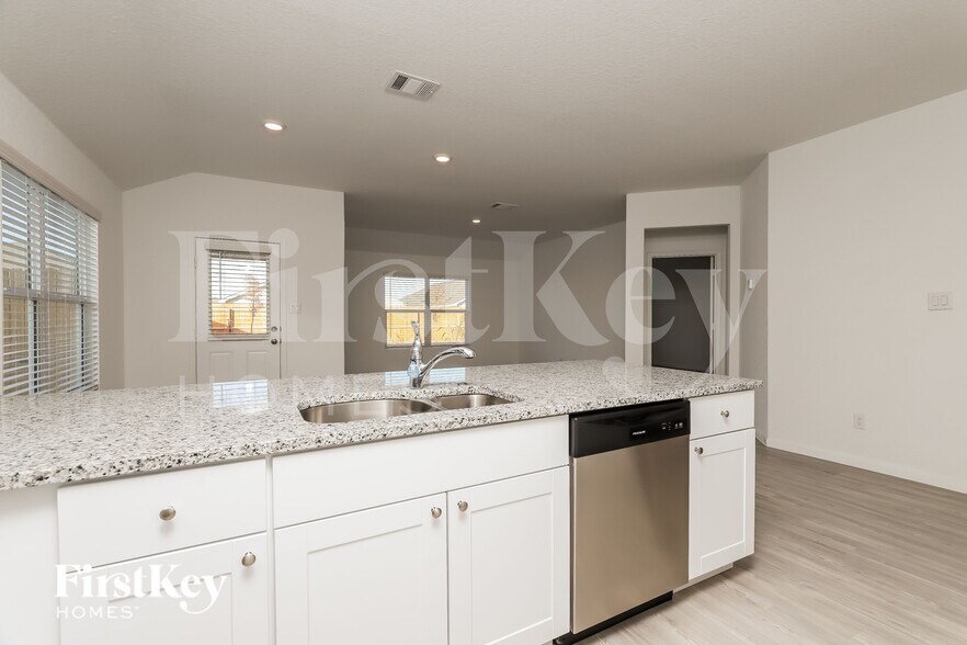 Building Photo - 10710 Vinateros Dr