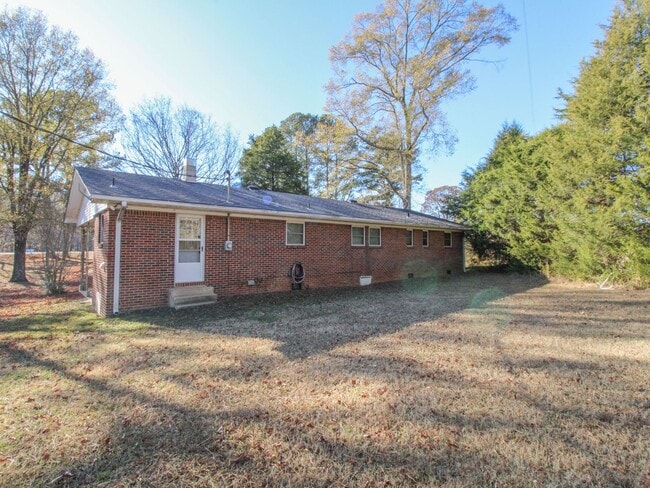Building Photo - Well maintained brick home in a fantastic location!