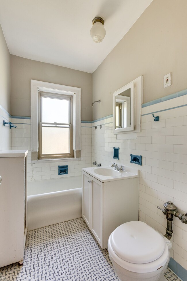 Bathroom - Brummel 1327-29 Evanston