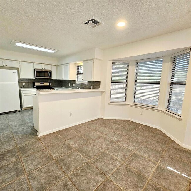 Building Photo - 409 El Secreto St