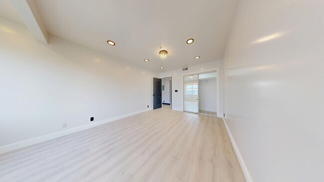 Building Photo - 711 La Playa St