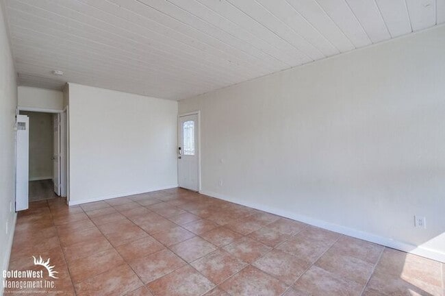 Building Photo - Updated 2Bdm 1Ba Apartment in Point Loma Heights!
