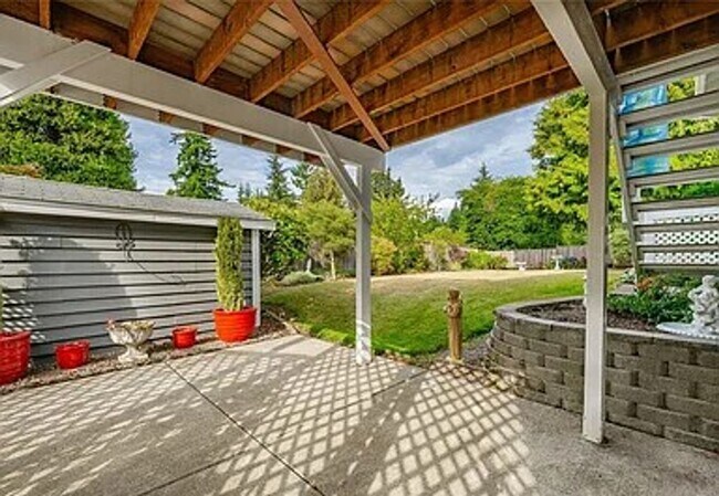 Building Photo - Beautiful Home with 4 Bedrooms and 2 Bathrooms Available in September!