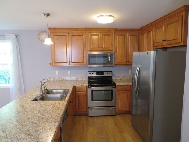 Building Photo - Spacious Home in West Point