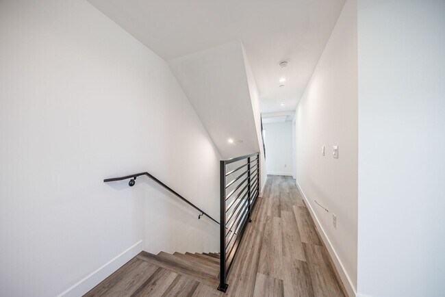Building Photo - 3015 Alsace Ave
