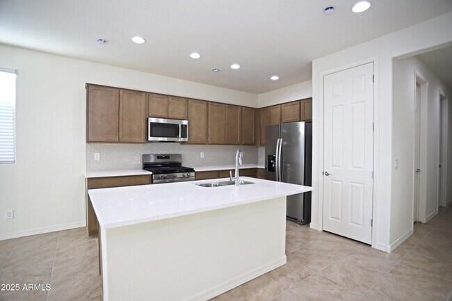 Building Photo - 1005 W Finch Dr