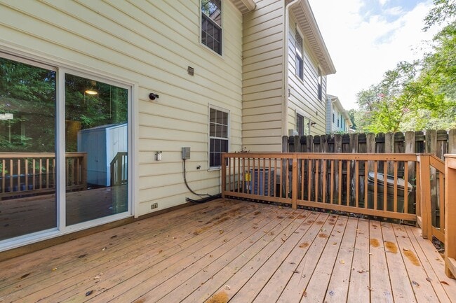 Building Photo - PRICE DROP on Wonderful End Unit Townhome ...