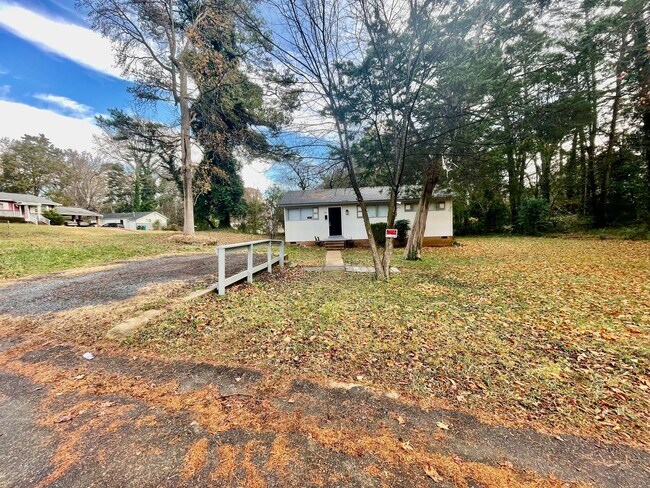 Building Photo - Introducing a charming 3 bedroom, 1 bathroom house located in the heart of Charlotte, NC.