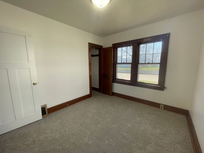 Building Photo - 2 Bedroom 1 Bathroom