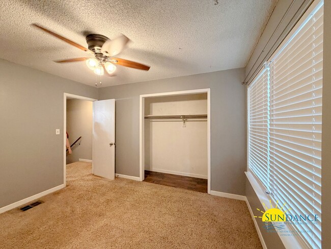 Building Photo - End-Unit Townhome located between Hurlburt Field and Eglin AFB w/ Fenced Yard!