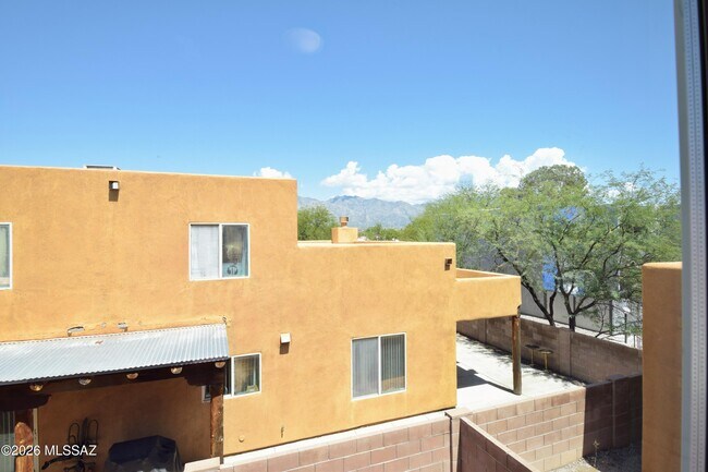 Building Photo - 2926 N Cardell Cir