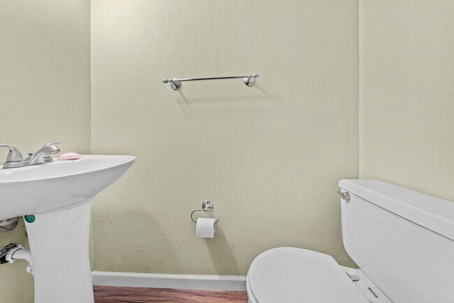 Building Photo - Recently Updated Home in Canonsburg!