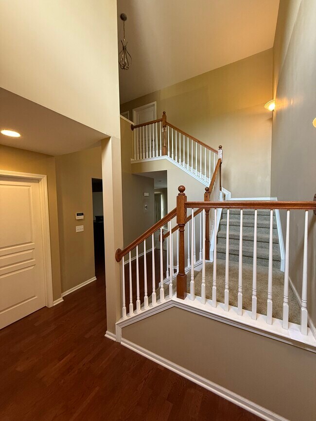 Building Photo - 163 S Vista