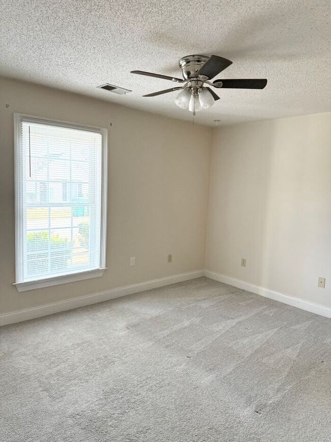 Building Photo - Lexington-Offering Self Guided Tour with RENTLY!