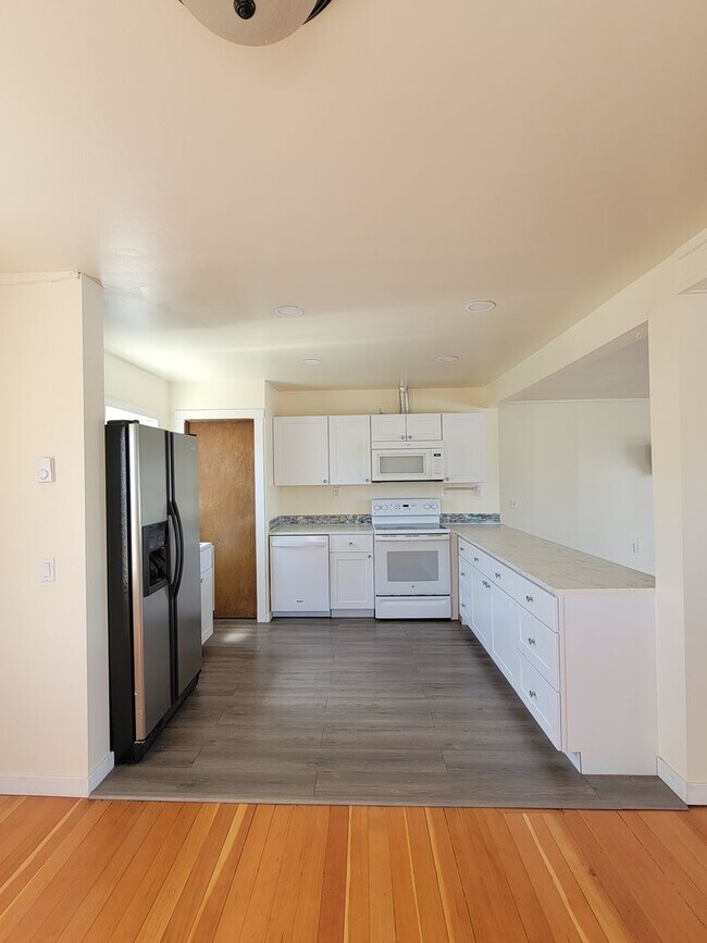 Updated "A" style Duplex in Central Richland 1302 Washington