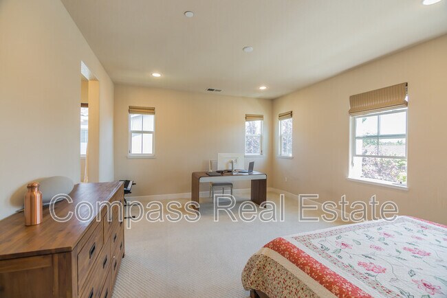 Building Photo - 5539 Southcrest Way