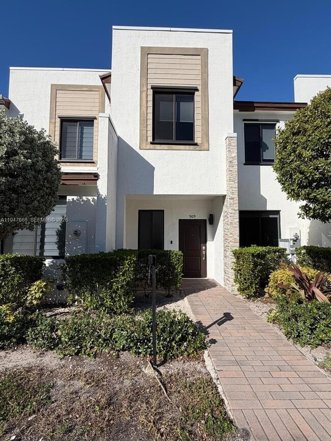 Building Photo - 909 NE 211th St