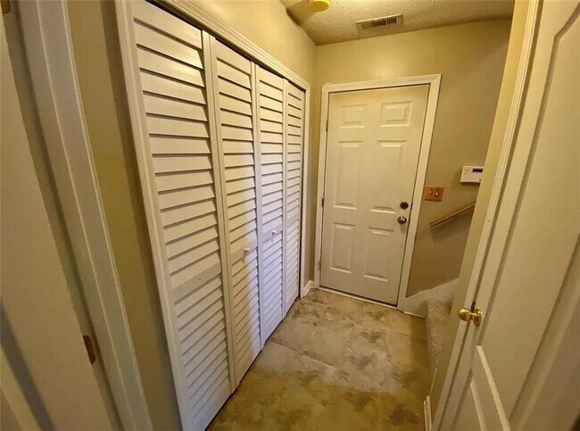 Building Photo - 664 Rosewood Cir