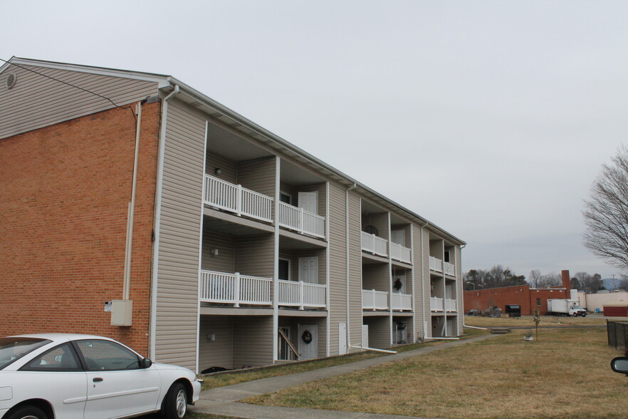 Building Photo - 807 Whitney Ave NW