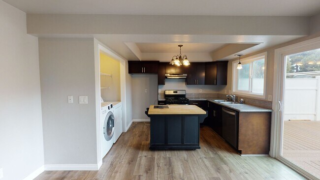 Building Photo - Crestmont PIace