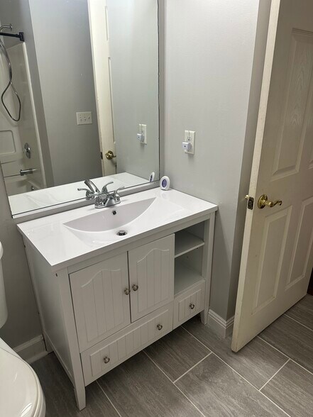 Building Photo - 104 Camellia Ct