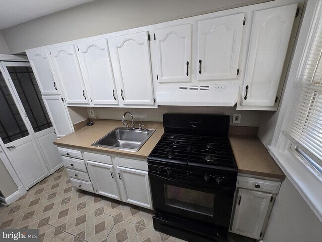 Building Photo - 3 Bedroom Home