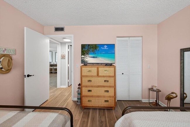 Building Photo - 9650 S Ocean Dr