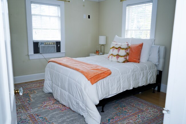 Building Photo - Stylish Grid Living