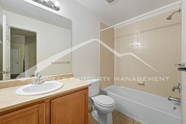 Building Photo - Gorgeous Townhouse with Gas Fireplace and ...