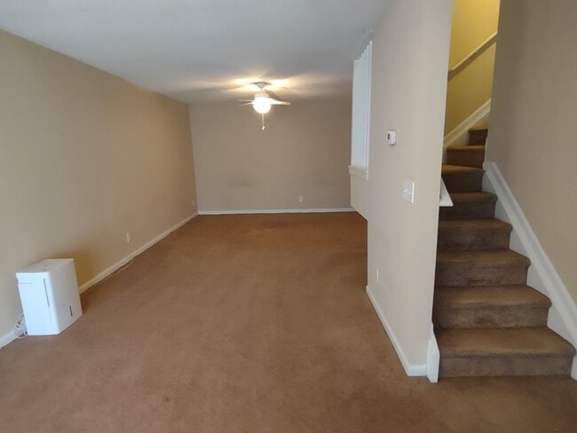 Building Photo - Move in Ready, End Unit Townhome located i...