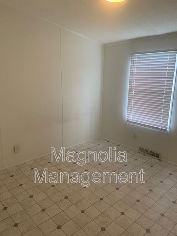 Building Photo - 453 Finch Rd