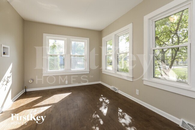 Building Photo - 14 E Willow Dr