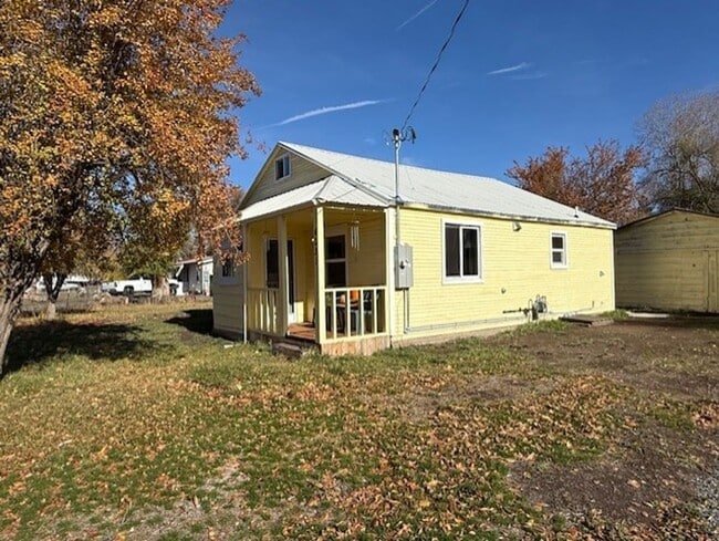 Building Photo - Beautifully Renovated 2-Bedroom Home – Mod...