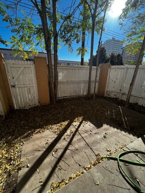 Building Photo - Downtown 2bd Townhouse! Balcony, off-stree...