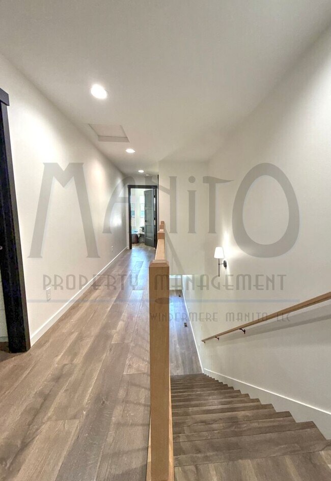 Building Photo - Beautiful Townhouse Steps From Centennial ...