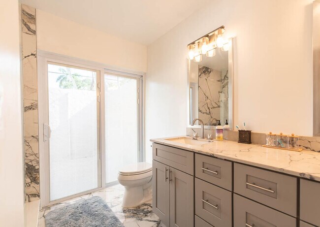 Building Photo - 5290 Pine Tree Dr
