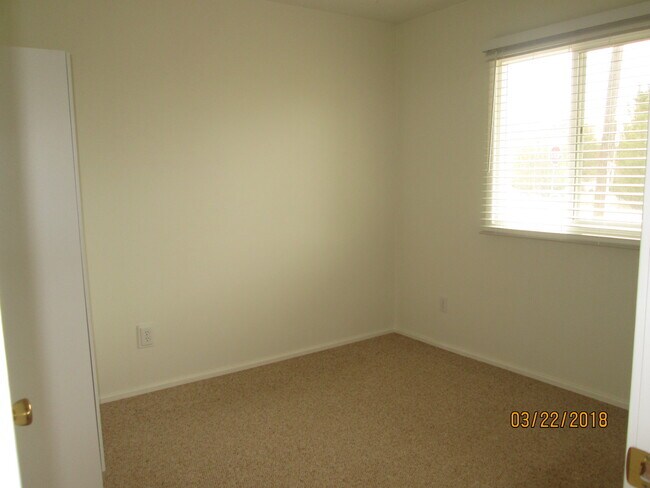 Building Photo - Charming Duplex