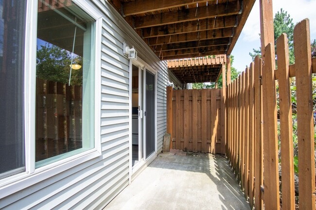 Building Photo - Garden Level 1 Bdr w/ Private Patio Ready ...