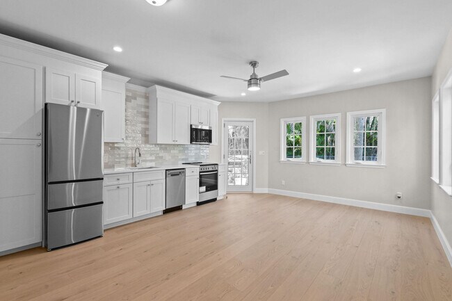 Building Photo - 212 Oleander Ave