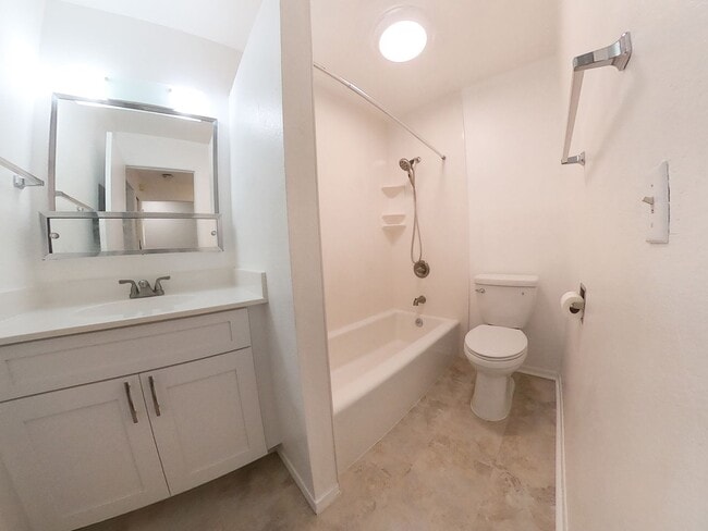 Building Photo - Waiau - 2 bedroom/2 bathroom townhouse with 1 assigned parking