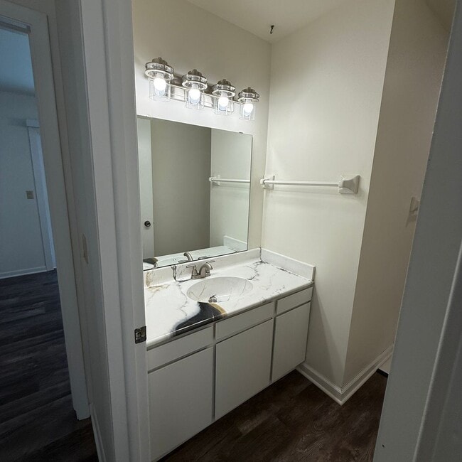 Building Photo - 213-217 N Thompson Rd