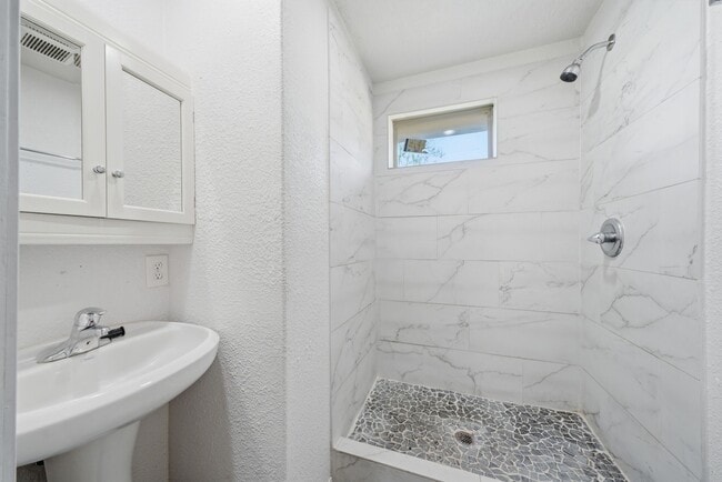 Building Photo - 1041 Dolly Wright St