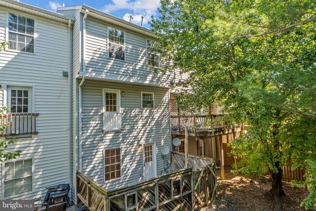 Building Photo - 1330 Hampshire Dr