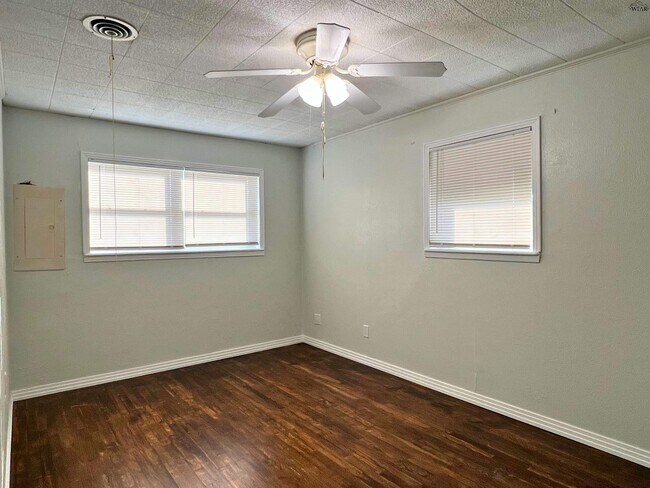 Building Photo - 615 S Clay St