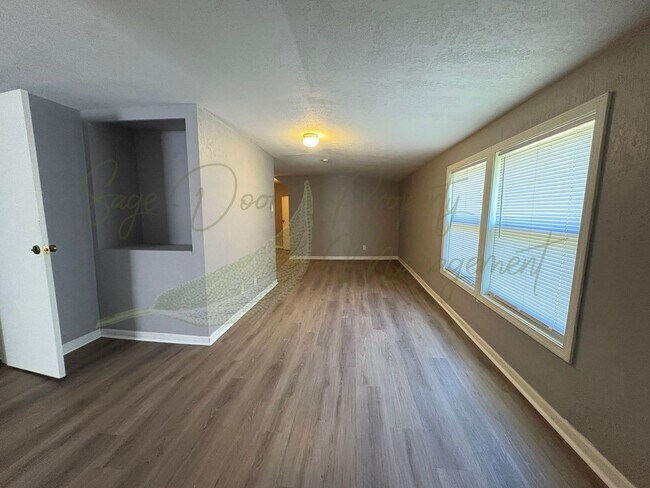 Building Photo - BRAND NEW FLOORING THROUGHOUT!!!