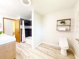 Building Photo - 450 NE Riverhill Dr