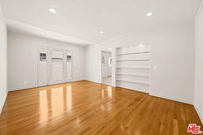 Building Photo - 704 Westbourne Dr